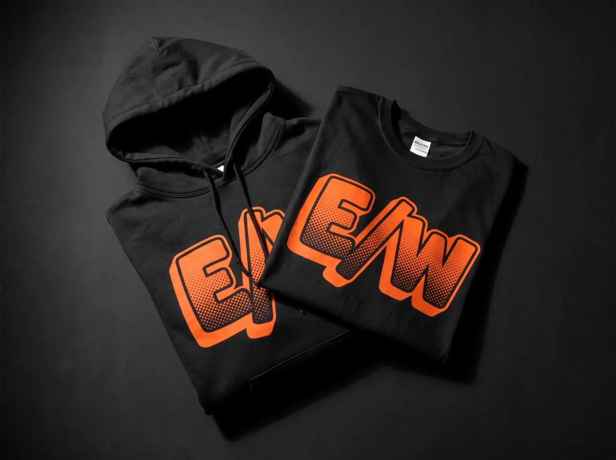 Svart t-shirt med orange tryck.