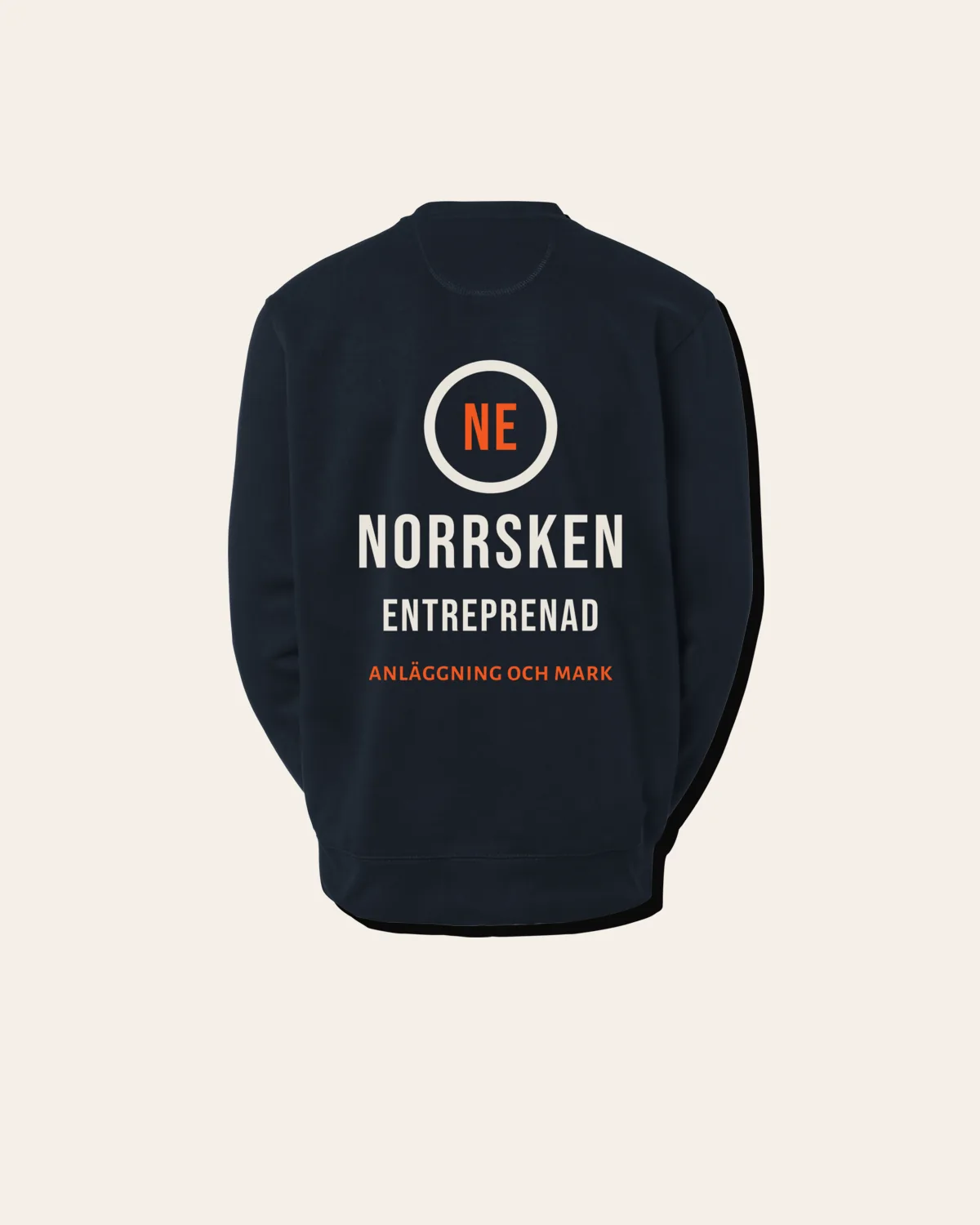Marinblå sweatshirt bakifrån med stor tryckt logotyp i vitt och orange.